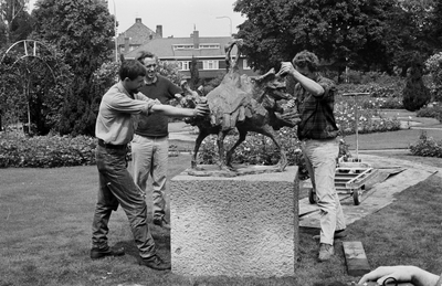 128971 Afbeelding van de plaatsing van het beeld Vechtende Kalkoenen van de beeldhouwer Th. Mulder (2e van links) in ...